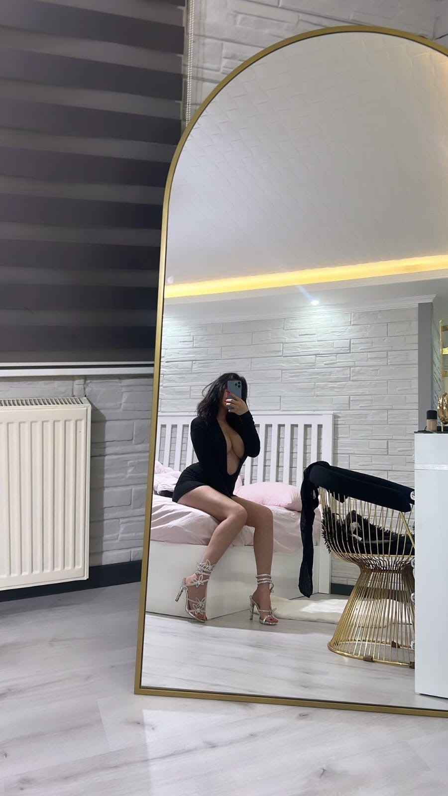 Karalar Doyumsuz Bayan Escort Funda